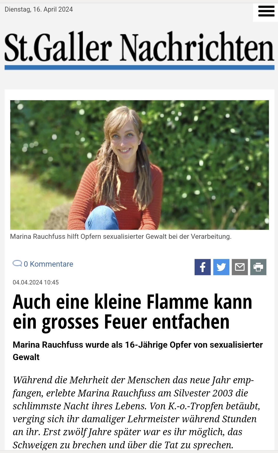 Auf einem Tisch ist das Kursbuch und die sieben verschiedenen Heilsteine