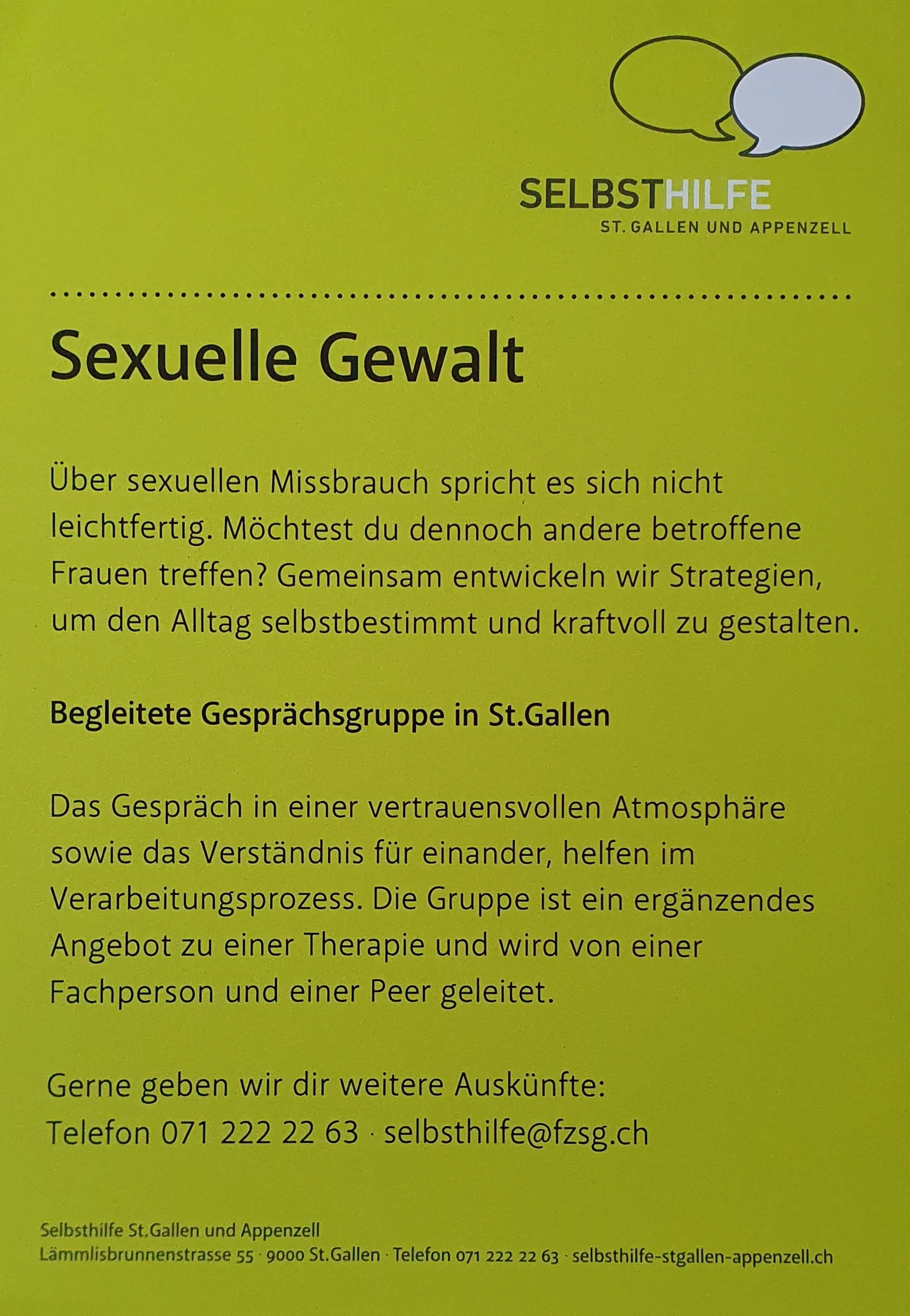 Auf einem Holztisch steht ein Räuchergefäss das gerade räuchert und dahinter sieht man Runen, Karten, eine Feder und Heilsteine