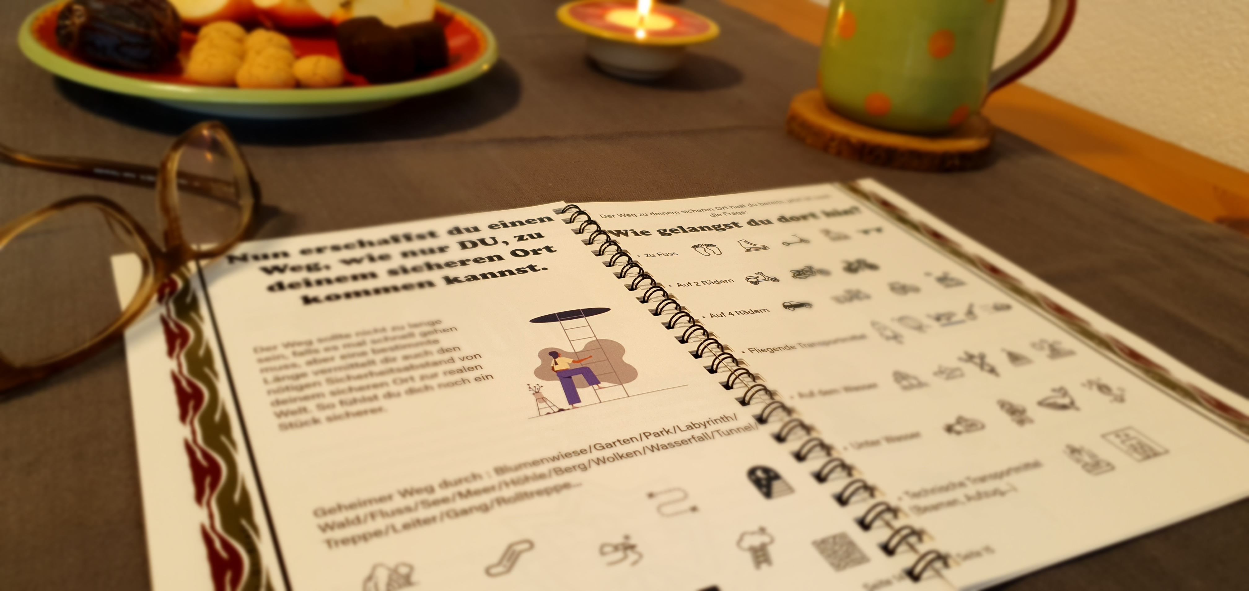 Auf einem Tisch ist das Kursbuch und die sieben verschiedenen Heilsteine