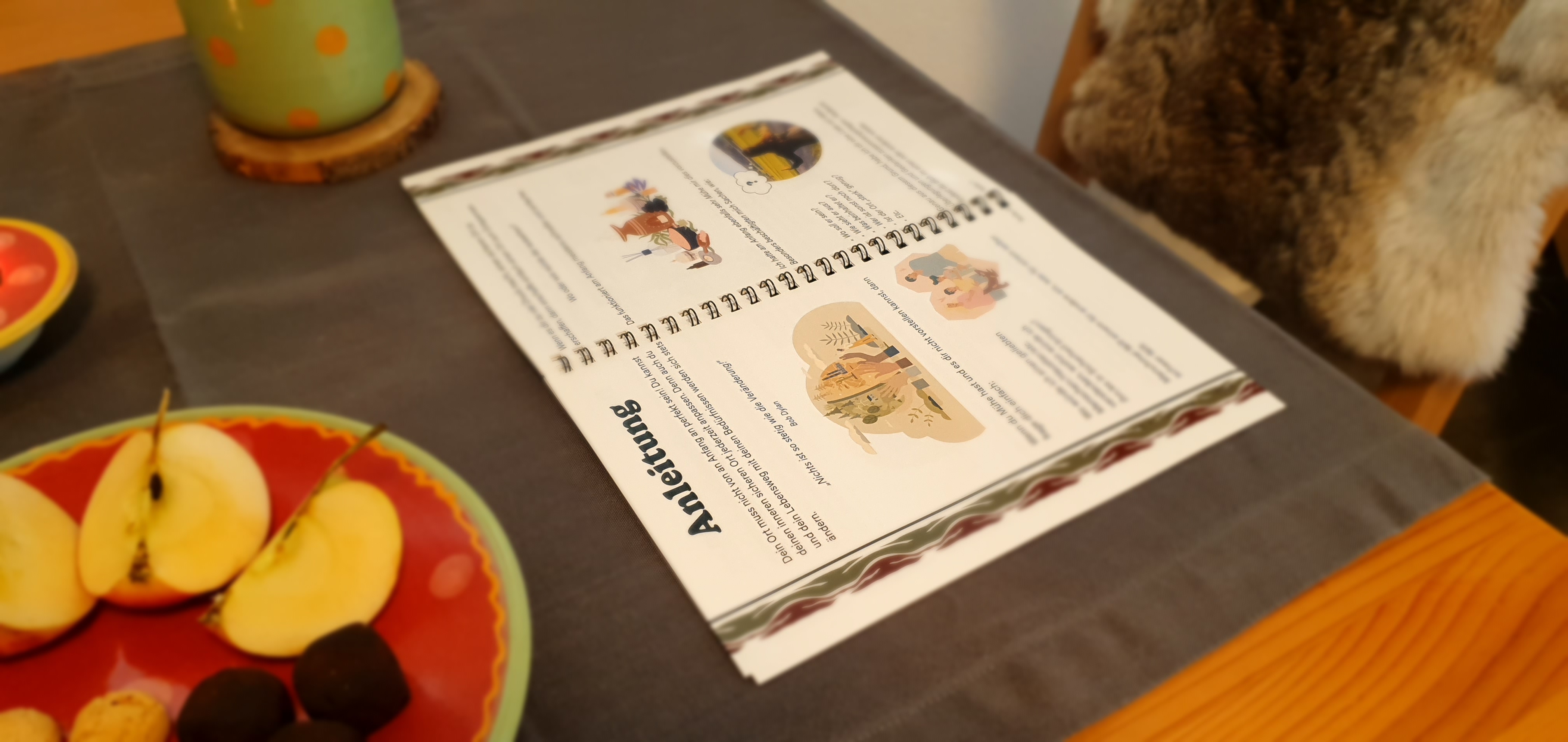 Auf einem Tisch ist das Kursbuch und die sieben verschiedenen Heilsteine