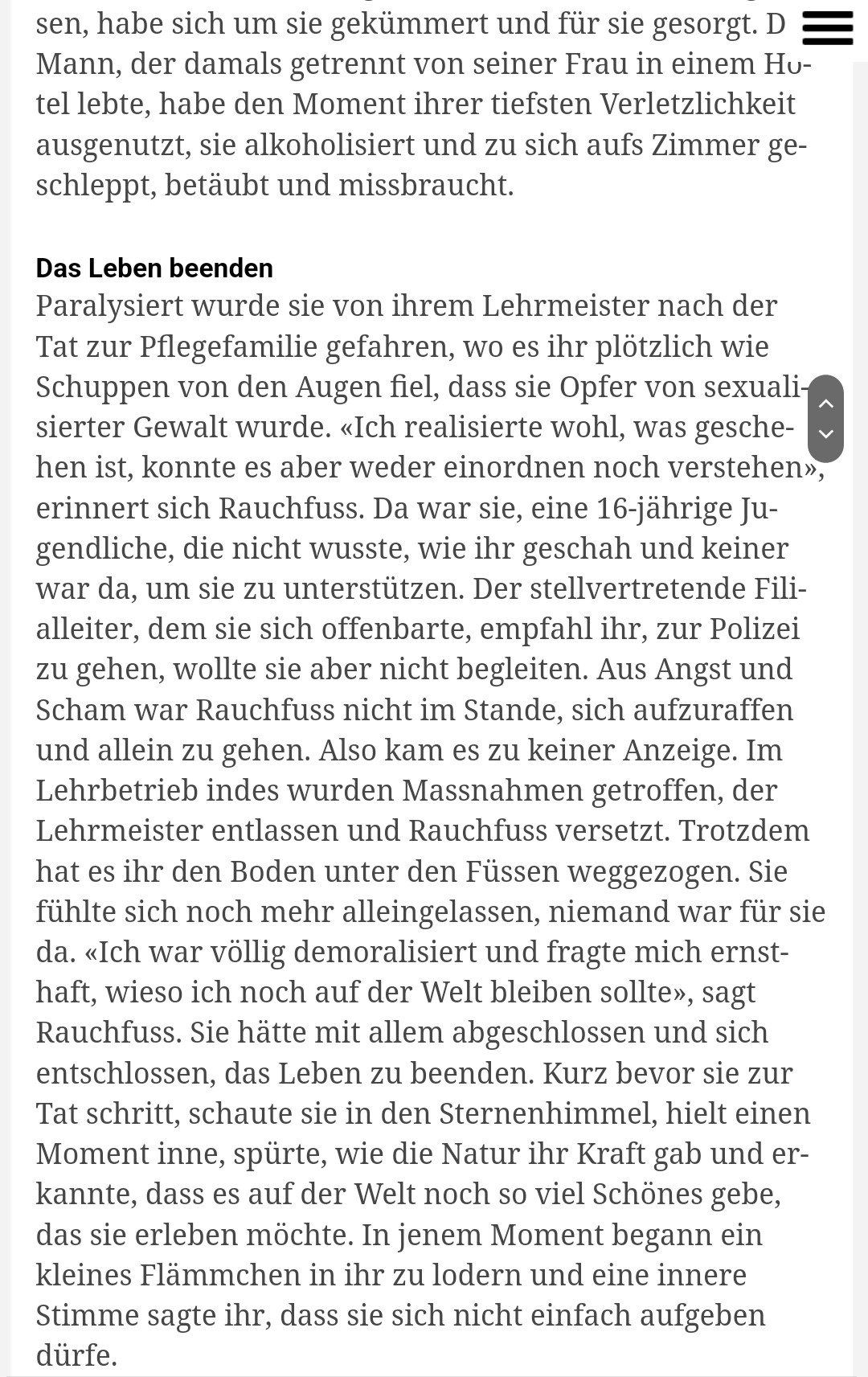 Auf einem Tisch ist das Kursbuch und die sieben verschiedenen Heilsteine