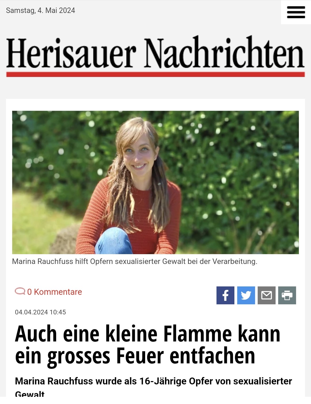 Auf einem Tisch ist das Kursbuch und die sieben verschiedenen Heilsteine
